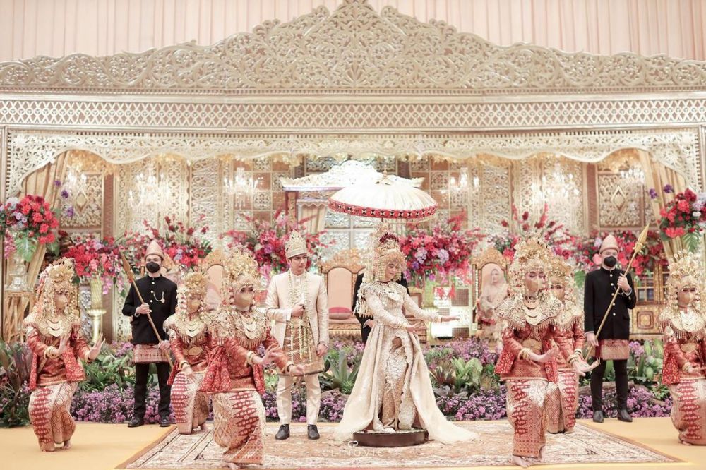 7 Momen Ria Ricis menari pagar pengantin, tarian adat penuh makna