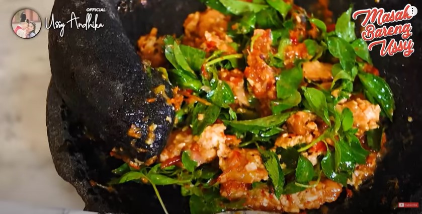 7 Kreasi sambal ala Ussy Sulistiawaty, pakai terasi matang biar gurih