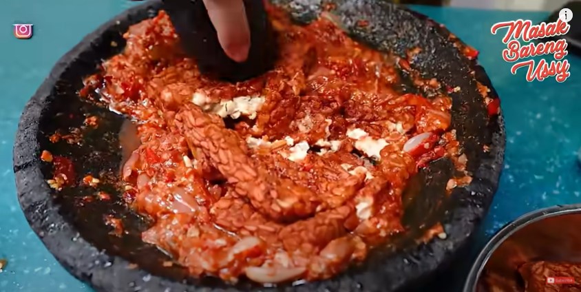 7 Kreasi sambal ala Ussy Sulistiawaty, pakai terasi matang biar gurih