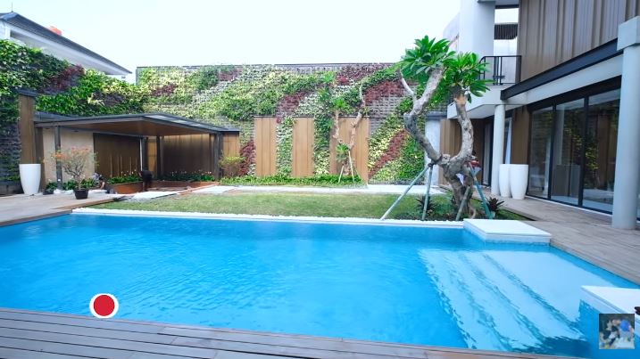 7 Cara Titi Kamal tata halaman rumah, usung konsep vertikal garden