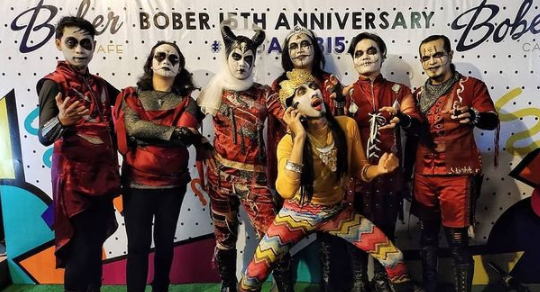 9 Gaya kostum nyentrik Kuburan Band, dari rocker hingga Squid Game
