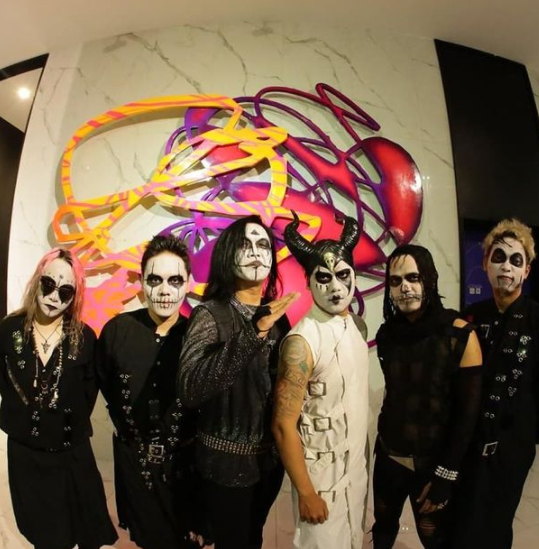 9 Gaya kostum nyentrik Kuburan Band, dari rocker hingga Squid Game