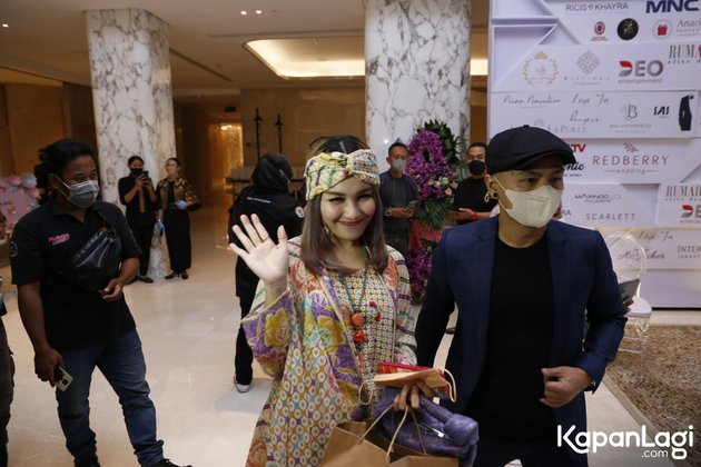 5 Detail penampilan trendi Ayu Ting Ting hadiri pernikahan Ria Ricis