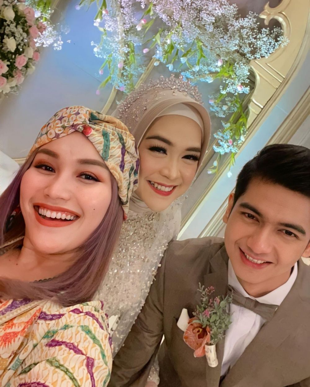 5 Detail penampilan trendi Ayu Ting Ting hadiri pernikahan Ria Ricis