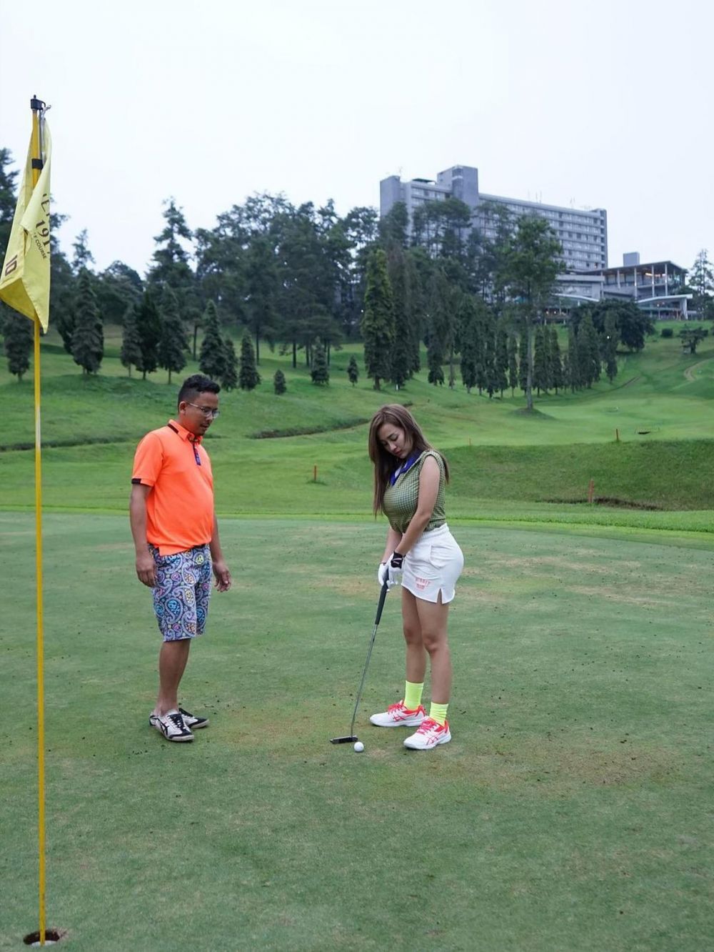 7 Momen Cupi Cupita main golf, mesra bareng calon suami