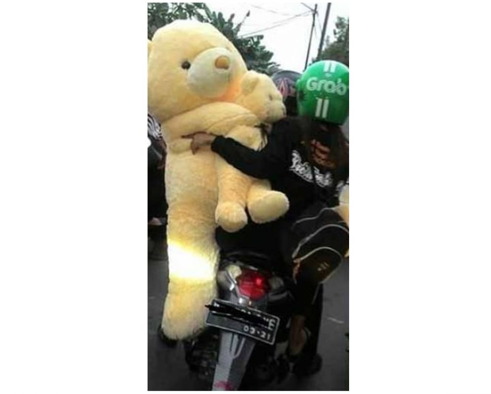 11 Potret lucu driver ojek online bawa order boneka, totalitas banget