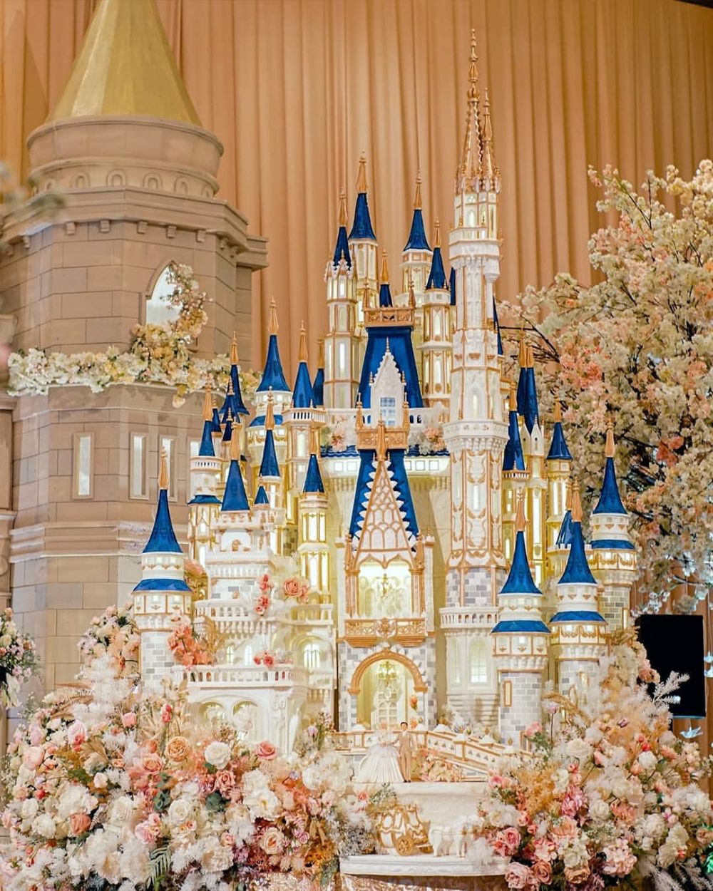 Potret kue pernikahan 9 seleb ini megah mirip istana kerajaan
