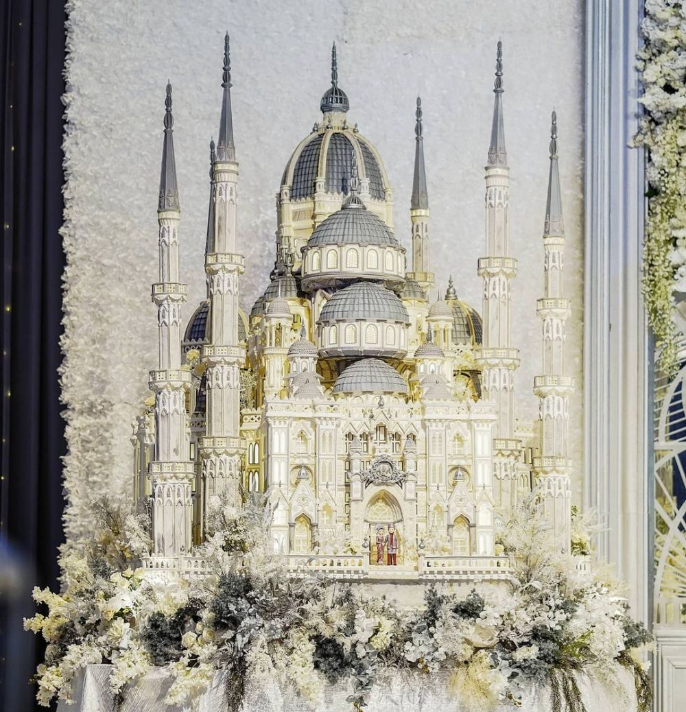 Potret kue pernikahan 9 seleb ini megah mirip istana kerajaan