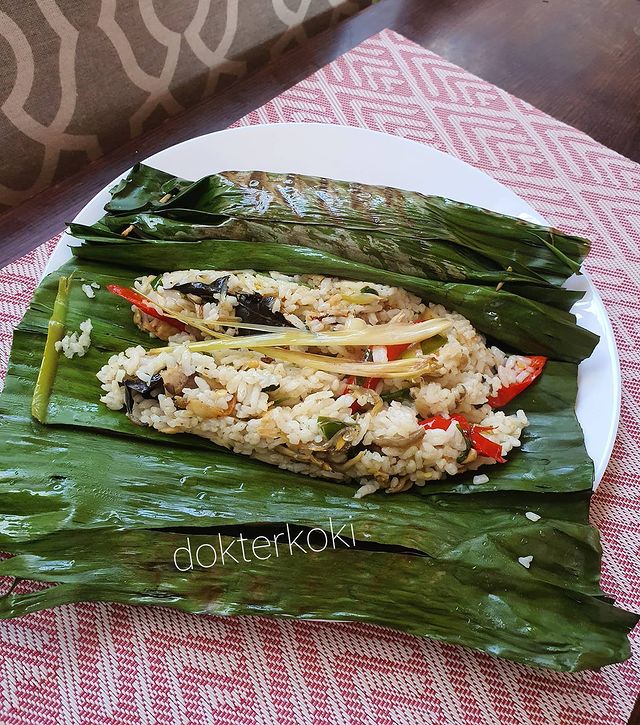 9 Cara membuat nasi bakar seafood ala rumahan, lezat dan praktis