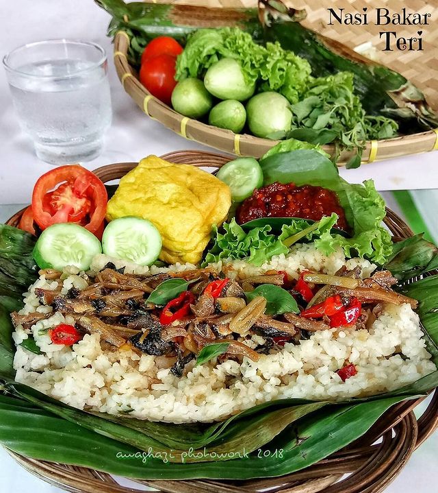 9 Cara membuat nasi bakar seafood ala rumahan, lezat dan praktis
