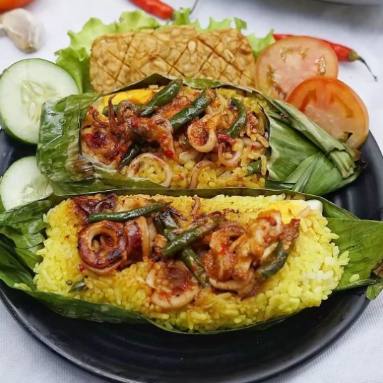9 Cara membuat nasi bakar seafood ala rumahan, lezat dan praktis