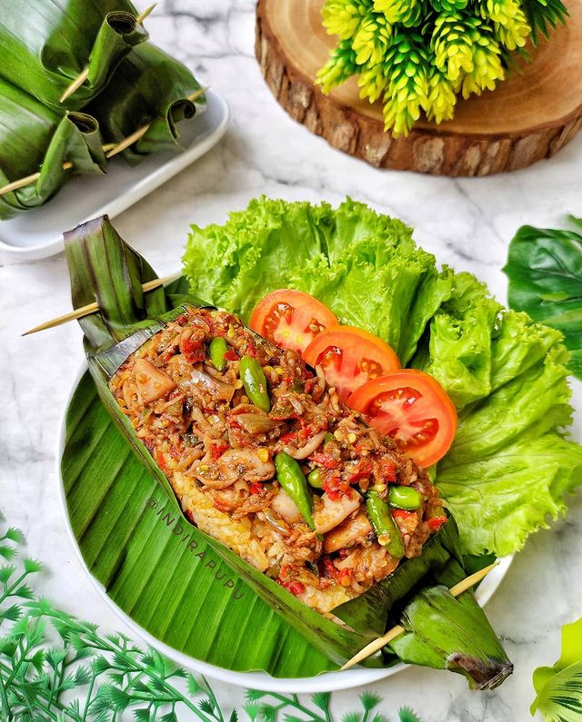 9 Cara membuat nasi bakar seafood ala rumahan, lezat dan praktis
