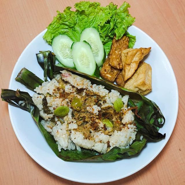 9 Cara membuat nasi bakar seafood ala rumahan, lezat dan praktis
