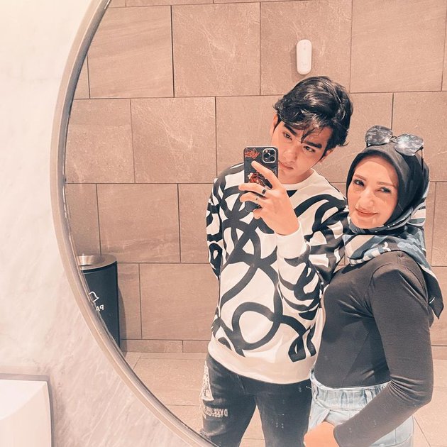 7 Potret Mahdy Reza 'Buku Harian Seorang Istri' & ibunya, kompak pol