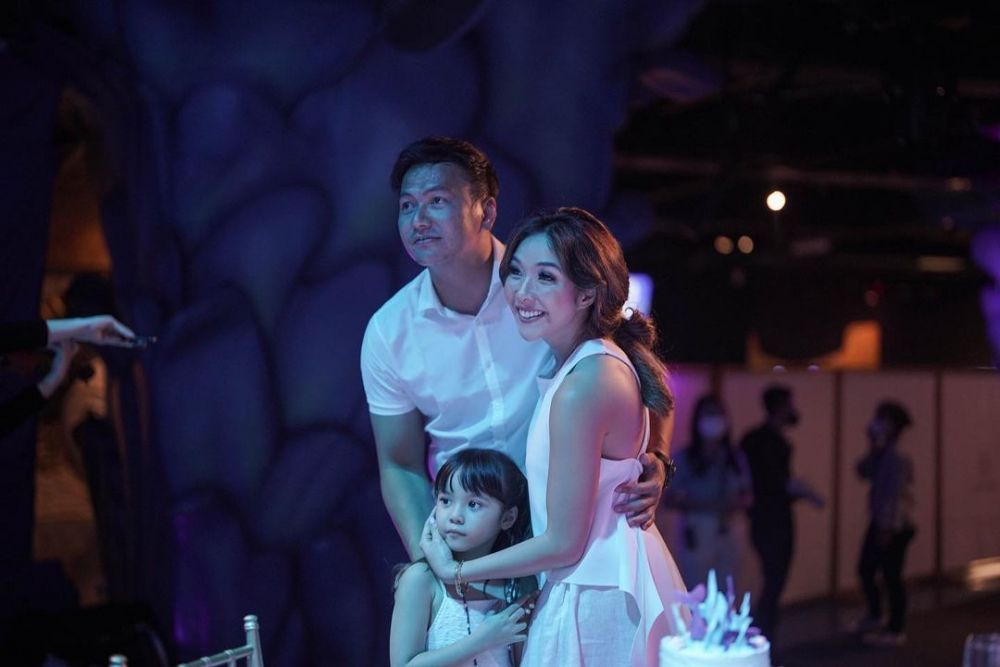 9 Momen kejutan ultah Gisel ke-31 dari Wijin, romantis depan akuarium