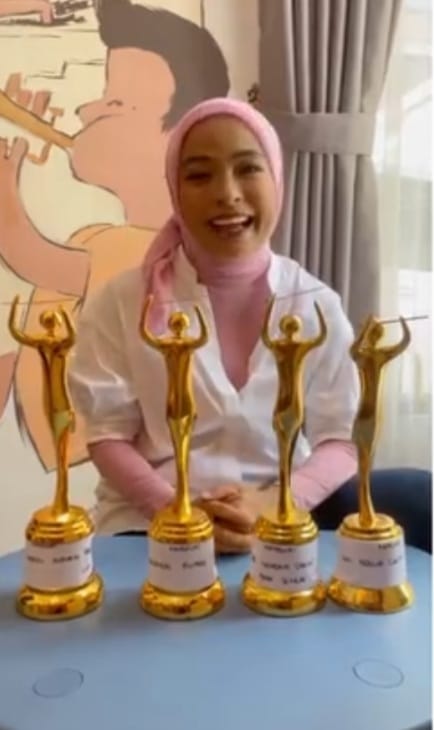 Tantri Kotak pajang 4 piala Anugerah Menjadi Ibu, aksinya bikin ketawa