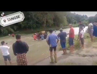 Viral warga di Aceh terjang arus sungai demi angkat jenazah
