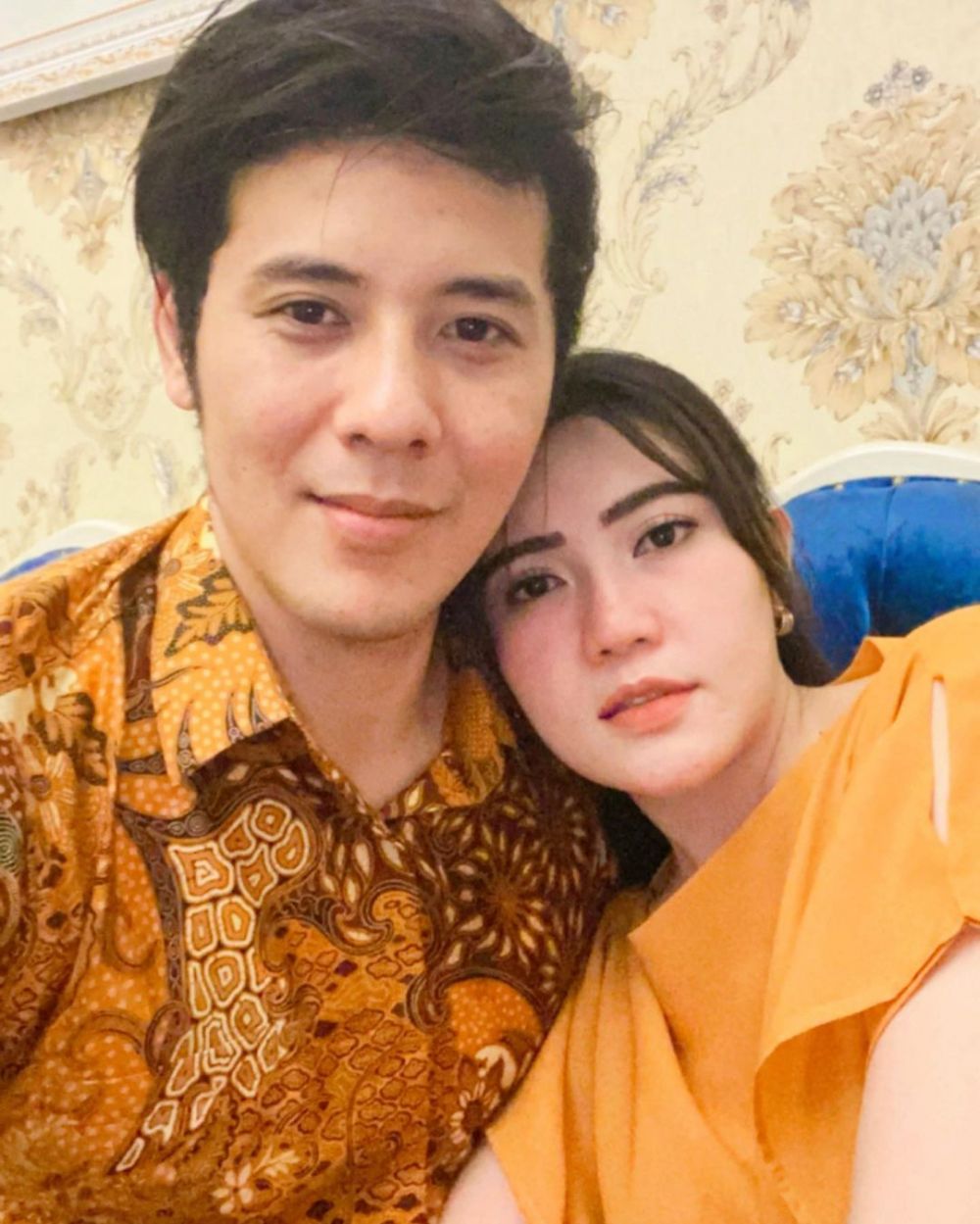 Via Vallen unggah foto bareng pacar, cincin di jari manis bikin salfok