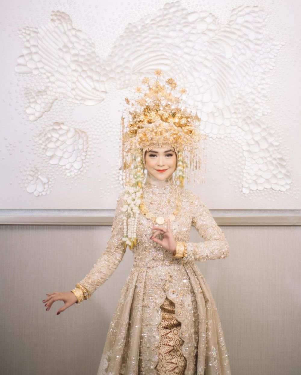 Gaya 12 seleb pakai baju Palembang saat nikah, atributnya sarat makna