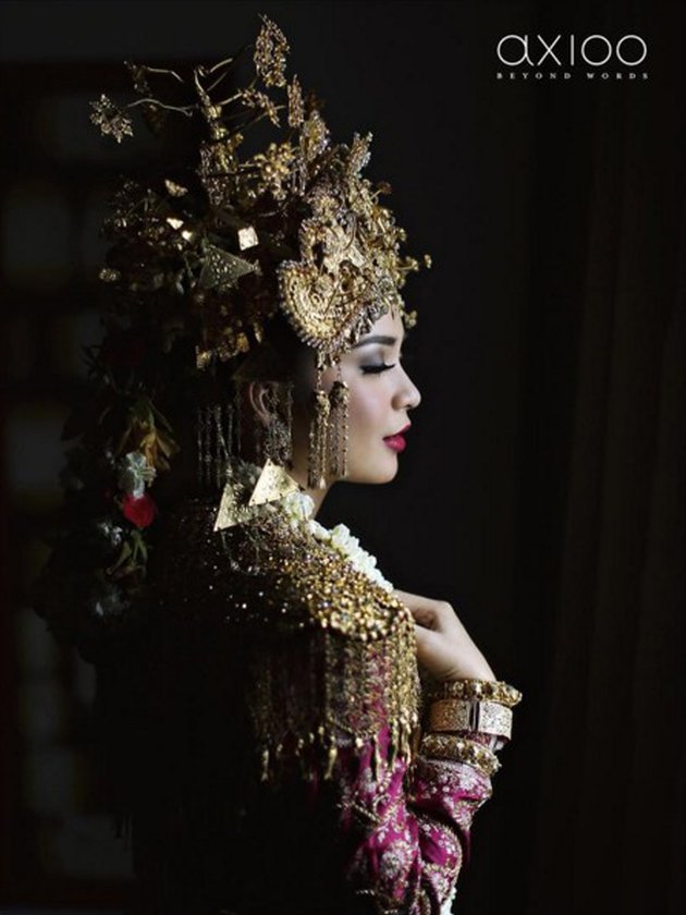 Gaya 12 seleb pakai baju Palembang saat nikah, atributnya sarat makna