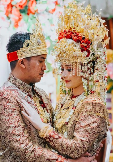 Gaya 12 seleb pakai baju Palembang saat nikah, atributnya sarat makna