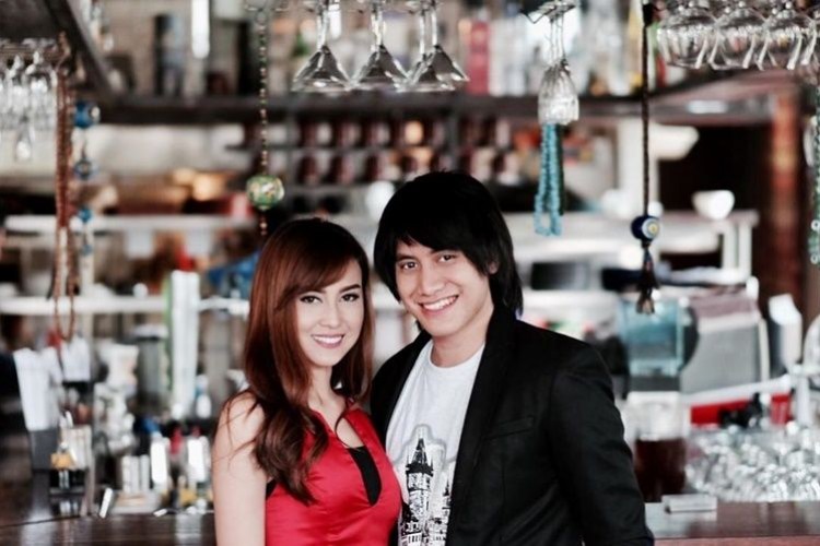 7 Seleb ini temukan pasangan lewat media sosial, kisahnya bikin iri