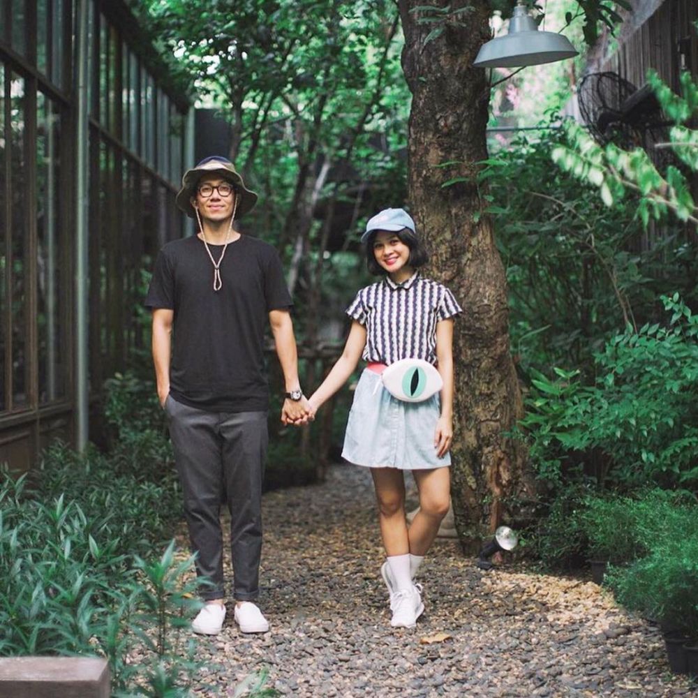 7 Seleb ini temukan pasangan lewat media sosial, kisahnya bikin iri