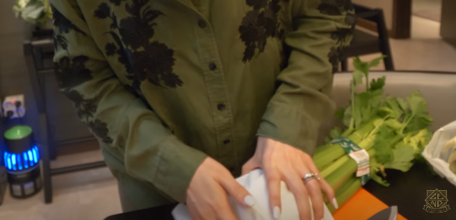 7 Cara menyimpan seledri ala Chelsea Olivia, tetap segar dan awet