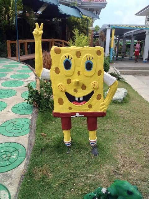11 Penampakan patung tokoh kartun ini bikin garuk kepala