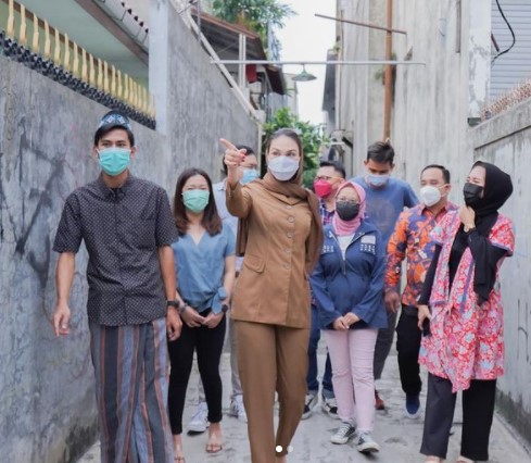 Luna Maya jadi Ketua RT, begini gayanya kunjungan pertama bareng warga