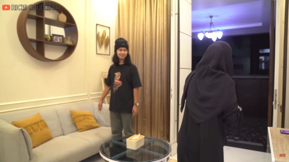 Potret ruang tamu 6 seleb usai renovasi, dari minimalis hingga mewah