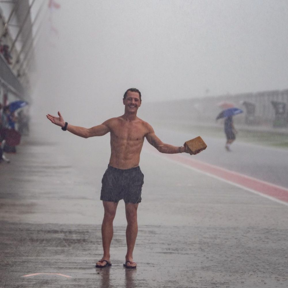 Pembalap Aegerter Dominique mandi di Sirkuit Mandalika, tuai atensi