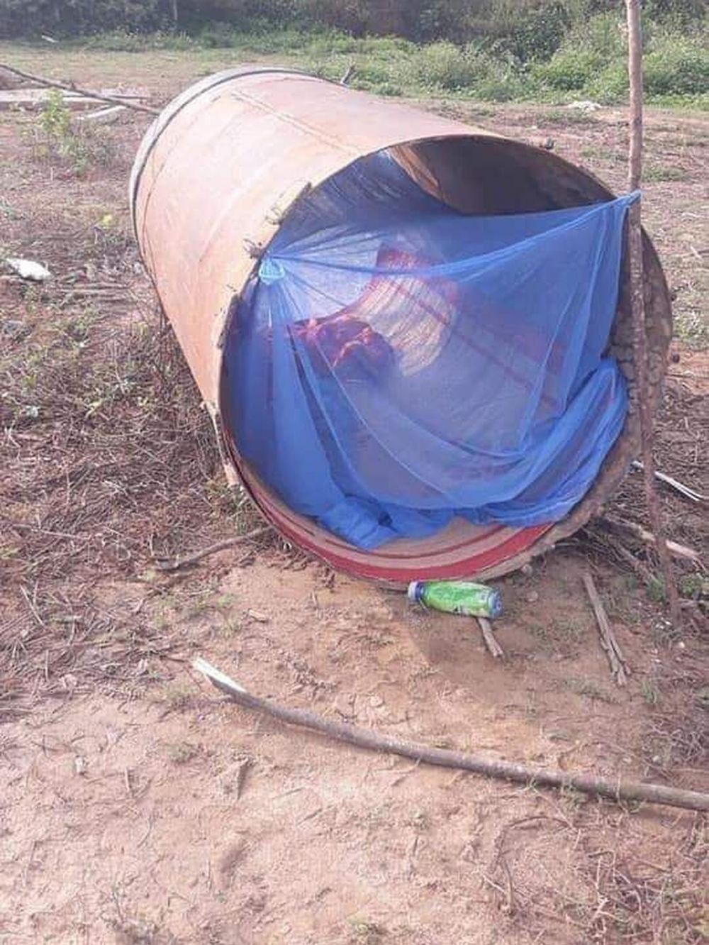 11 Aksi kocak kuli bangunan ogah kepanasan ini bikin tepuk jidat