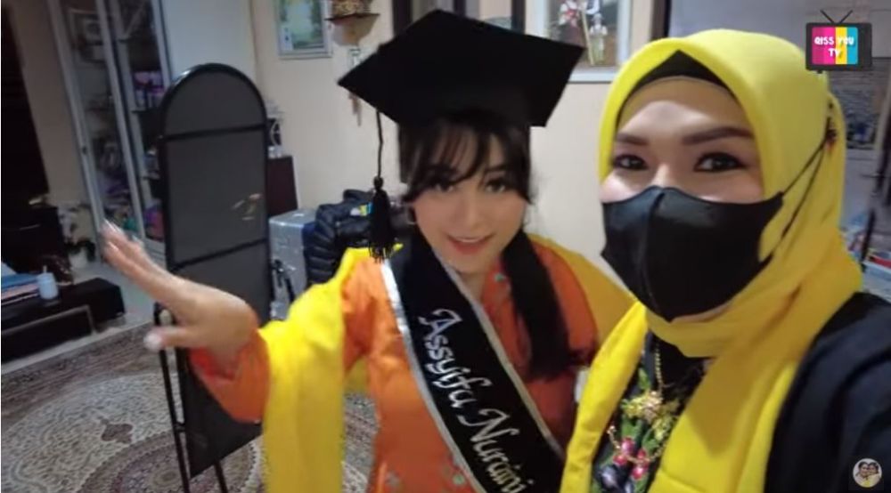 11 Momen wisuda Syifa adik Ayu Ting Ting, diarak keliling kampung