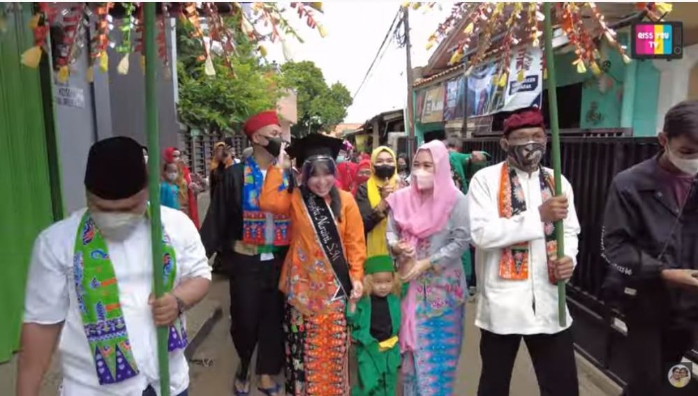 11 Momen wisuda Syifa adik Ayu Ting Ting, diarak keliling kampung