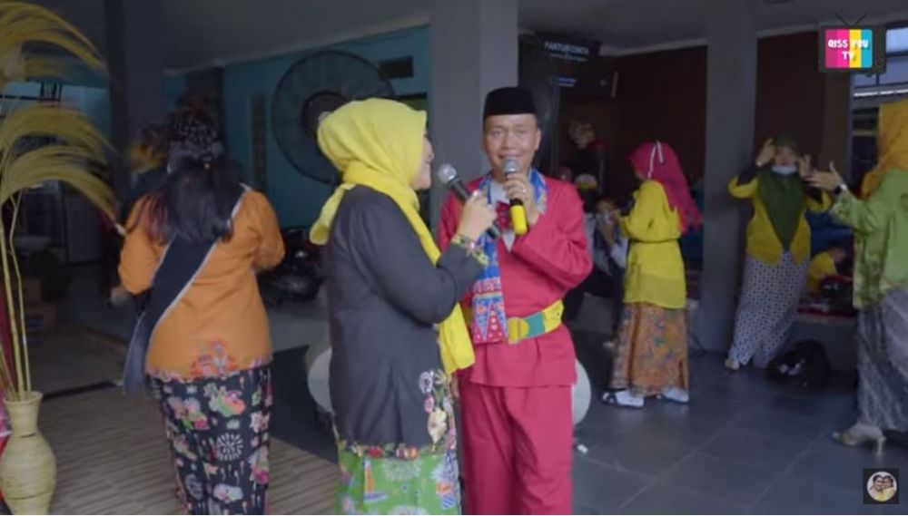 11 Momen wisuda Syifa adik Ayu Ting Ting, diarak keliling kampung