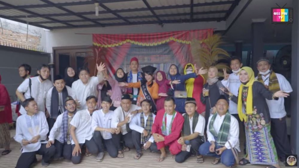 11 Momen wisuda Syifa adik Ayu Ting Ting, diarak keliling kampung