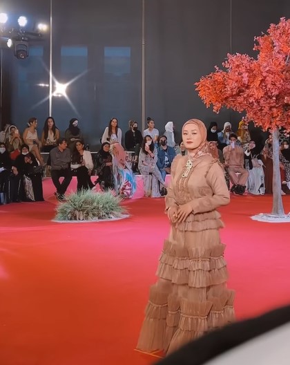 Kuasai panggung catwalk, 9 momen Dinda Hauw ikut fashion show di Dubai