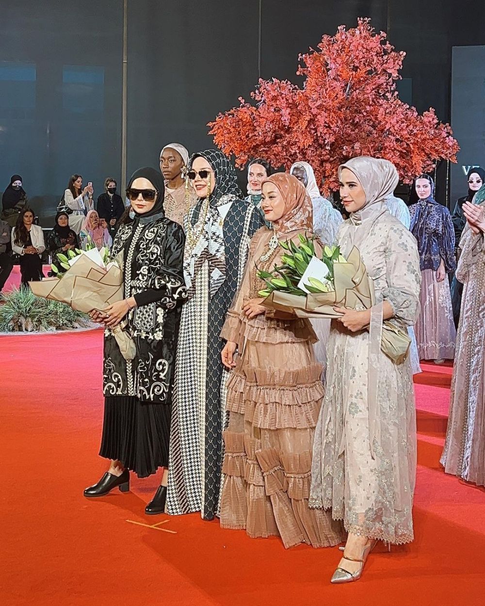 Kuasai panggung catwalk, 9 momen Dinda Hauw ikut fashion show di Dubai
