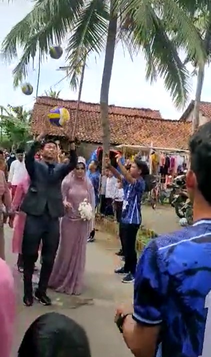Momen pernikahan atlet voli, aksi arak-arakan curi atensi warganet