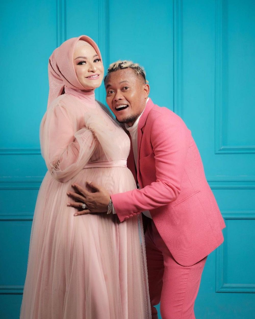 9 Momen maternity shoot Nathalie Holscher, gaya rambut Sule nyentrik