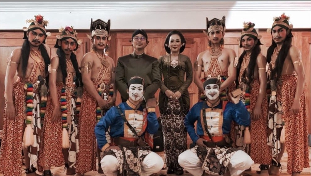 9 Gaya Soimah di nikahan adiknya, Cicilia, anggun dalam balutan kebaya