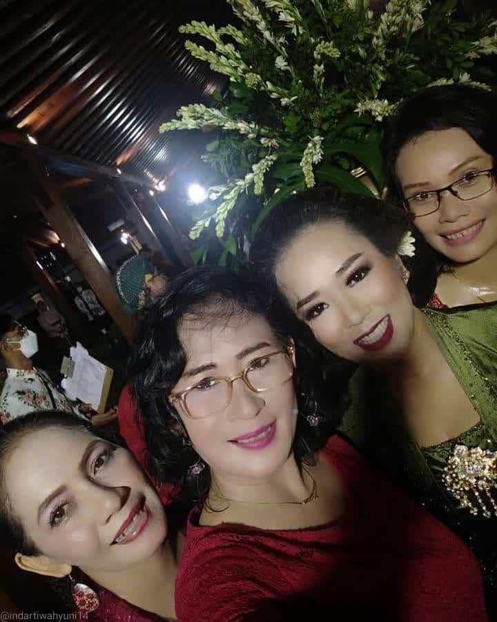 9 Gaya Soimah di nikahan adiknya, Cicilia, anggun dalam balutan kebaya