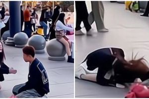 Ingin pria stop melamarnya, wanita ini berlutut memohon di depan umum