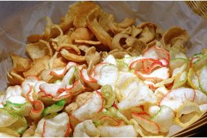 5 Cara menggoreng kerupuk sehat, mekar sempurna pakai microwave