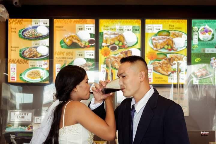 Unik dan hemat, pasangan ini menikah di restoran cepat saji