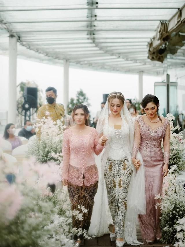 Seperti pinang dibelah dua, ini 8 momen kompak Cupi Cupita dan adik