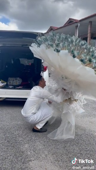 Aksi pria bawa buket raksasa untuk seserahan, isinya uang Rp 68 juta