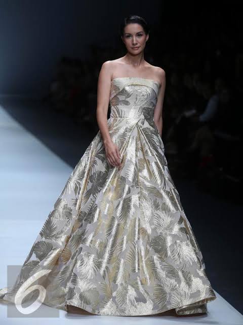 Gaya 7 seleb fashion show di luar negeri, Dinda Hauw anggun pakai gaun