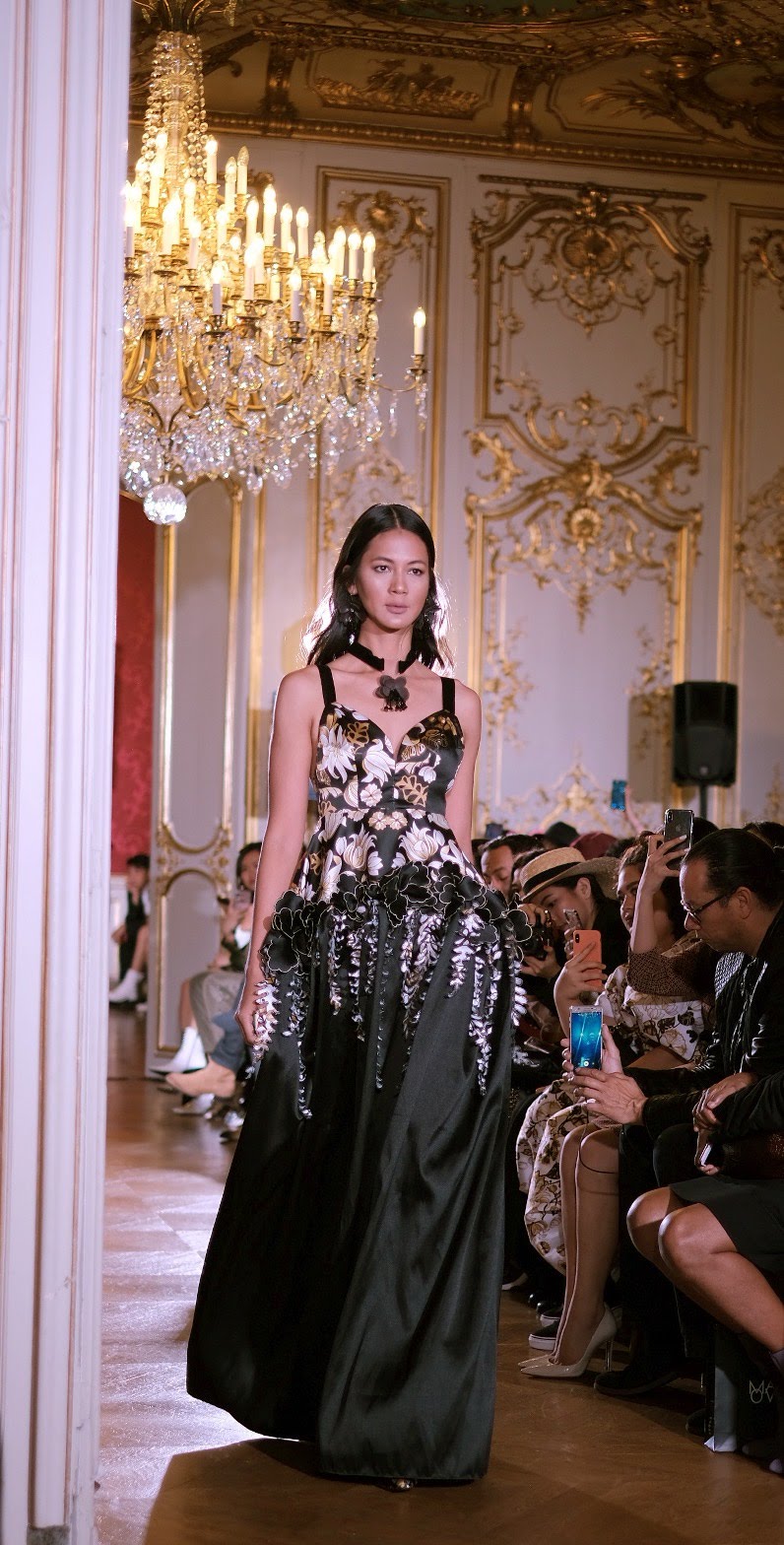 Gaya 7 seleb fashion show di luar negeri, Dinda Hauw anggun pakai gaun